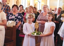 W czasie Sumy odpustowej, w darze ołtarza dzieci komunijne złożyły relikwie św. s. Faustyny.