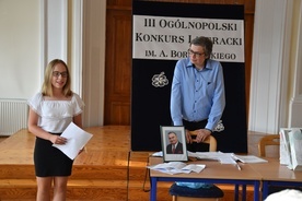 Wielką niespodzianką okazała się laureatka trzeciej nagrody, 16-letnia Patrycja Napiórkowska (na zdjęciu z Piotrem Kaszubowskim, prezesem TPZP)