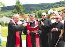 Ksiądz Józef Rosiek (z lewej) mówi, że ciągle pojawiają się wota oraz opisy łask i cudów za wstawiennictwem świętego.