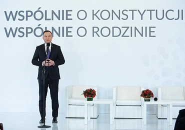 Panuje opinia,  że prezydent zgłosił pomysł referendum,  aby umocnić swoją pozycję w obozie rządzącym.