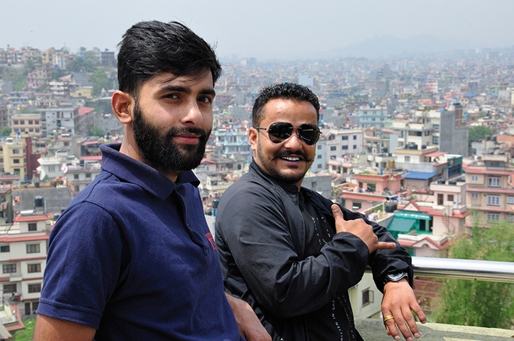 Nabin i Sujan (z prawej)  na tle panoramy Katmandu.