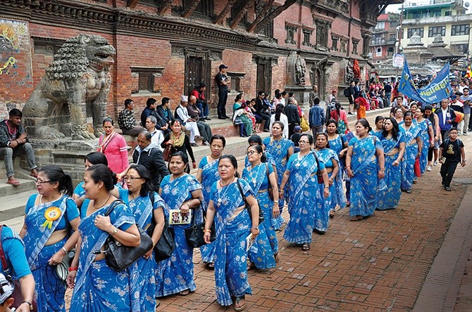 Kolorowe stroje, muzyka i śpiewy, czyli święto Newarów, rdzennej ludności Nepalu.