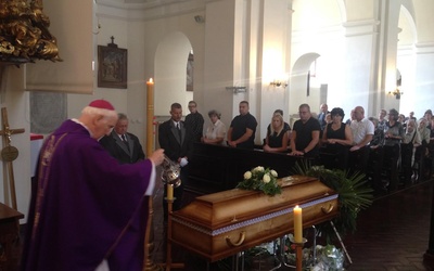 Liturgii pogrzebowej w Ząbkowicach przewodniczył bp Ignacy Dec
