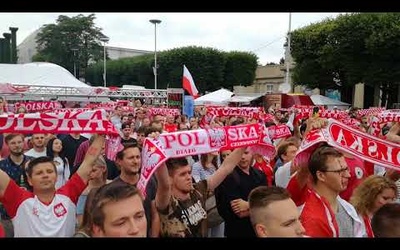 Hymn polski w strefie kibica we Wrocławiu (Polska-Senegal)