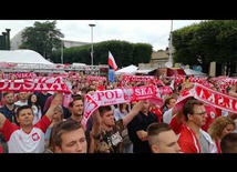 Hymn polski w strefie kibica we Wrocławiu (Polska-Senegal)