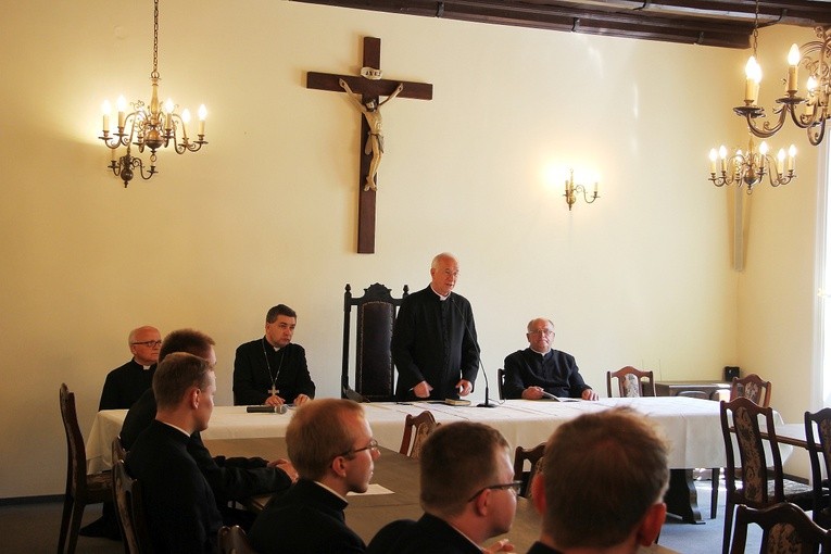 Wręczenie dekretów neoprezbiterom