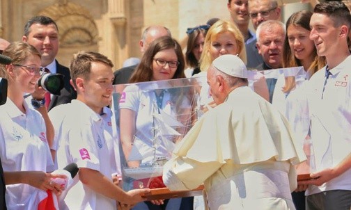 Młodzi wręczają papieżowi model polskiego żaglowca. Dawid stoi z lewej, obok Franciszka