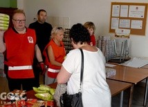 Cały zespół zaangażował się w wydawanie produktów żywnościowych.