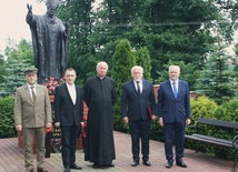 Proboszcz ks. Bogdan Rosiński i Robert Grudzień (drugi od lewej) z gośćmi przybyłymi do kościoła w Stromcu