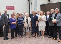 Uczestnicy jubileuszowego spotkania. W pierwszym rzędzie czwarta od lewej Danuta Medyńska. Jerzy Kutkowski drugi od prawej