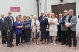 Uczestnicy jubileuszowego spotkania. W pierwszym rzędzie czwarta od lewej Danuta Medyńska. Jerzy Kutkowski drugi od prawej