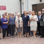 Uczestnicy jubileuszowego spotkania. W pierwszym rzędzie czwarta od lewej Danuta Medyńska. Jerzy Kutkowski drugi od prawej