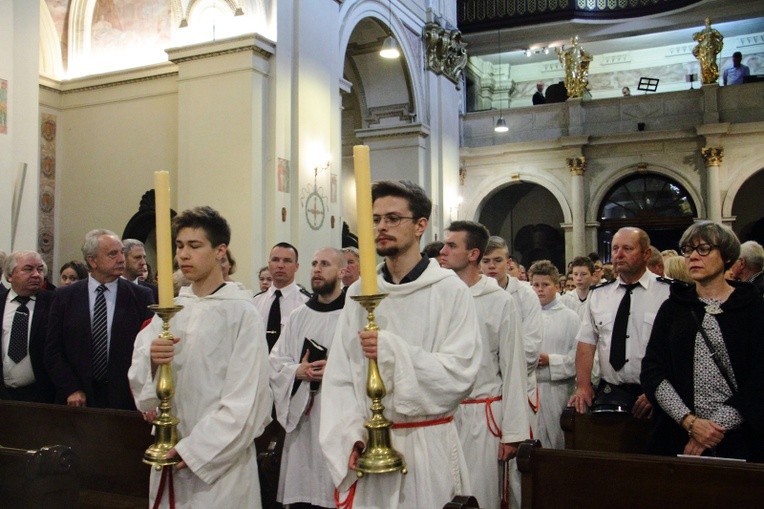 Poświęcenie nowej sukienki na odnalezionym obrazie Matki Bożej Śnieżnej