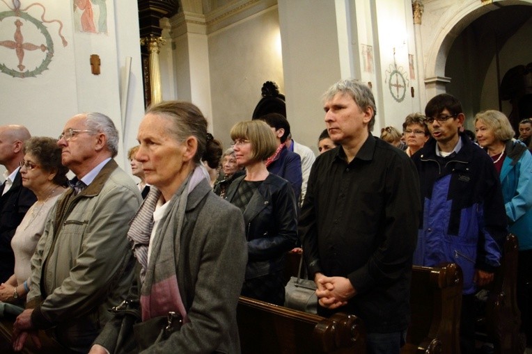 Poświęcenie nowej sukienki na odnalezionym obrazie Matki Bożej Śnieżnej