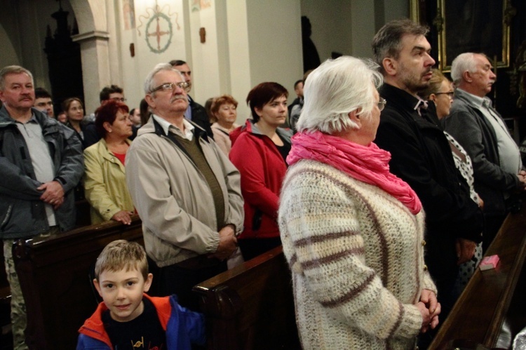 Poświęcenie nowej sukienki na odnalezionym obrazie Matki Bożej Śnieżnej