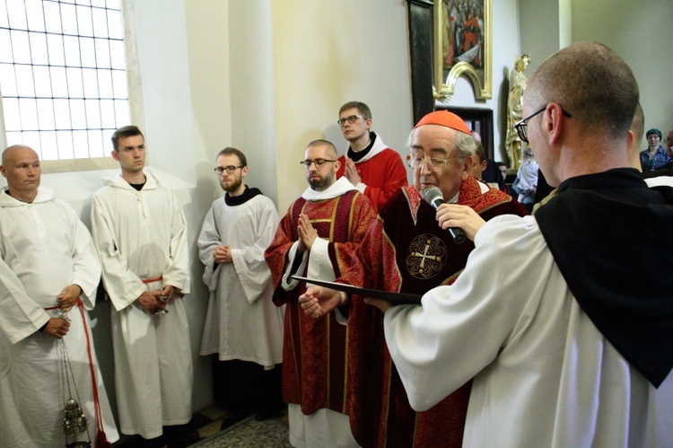 Poświęcenie nowej sukienki na odnalezionym obrazie Matki Bożej Śnieżnej