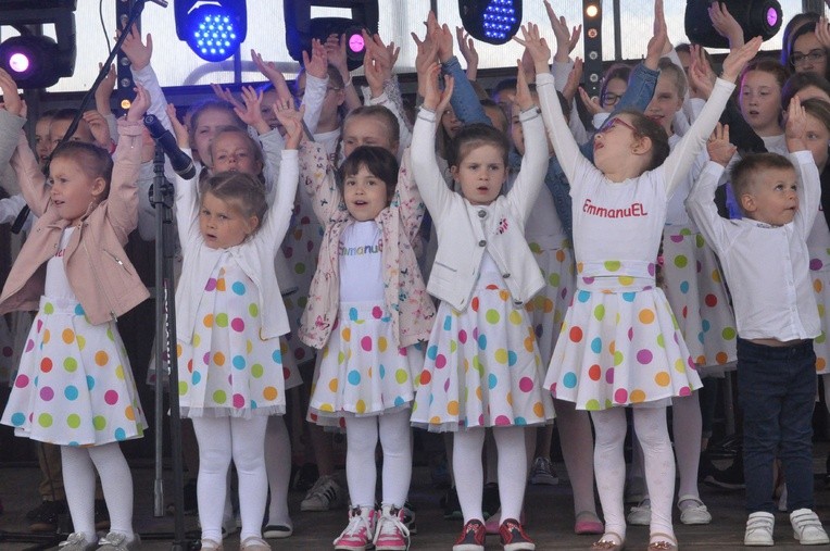 Schola dziecięca bawiła uczestników festynu