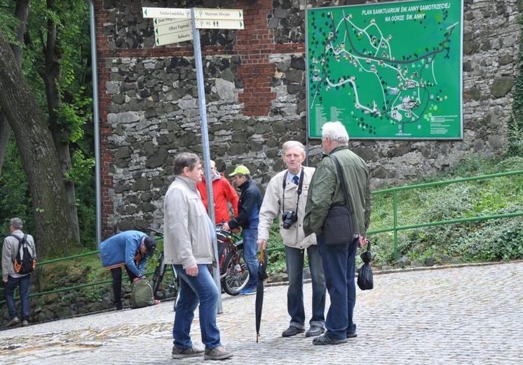 Mężczyźni i młodzieńcy na Górze Świętej Anny