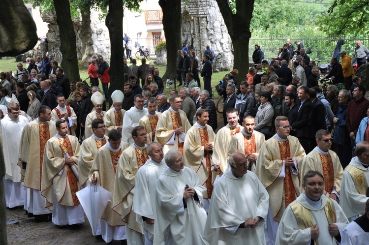 Mężczyźni i młodzieńcy na Górze Świętej Anny