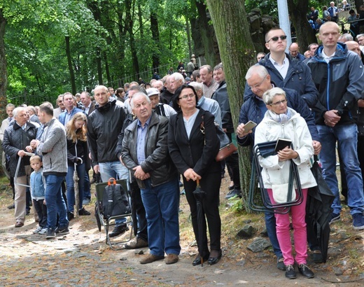 Mężczyźni i młodzieńcy na Górze Świętej Anny