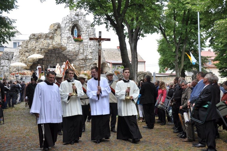 Mężczyźni i młodzieńcy na Górze Świętej Anny