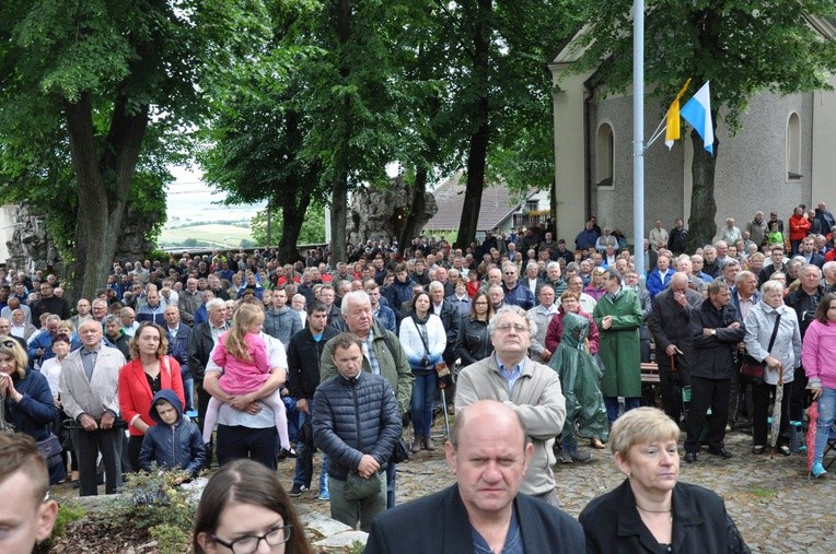 Mężczyźni i młodzieńcy na Górze Świętej Anny