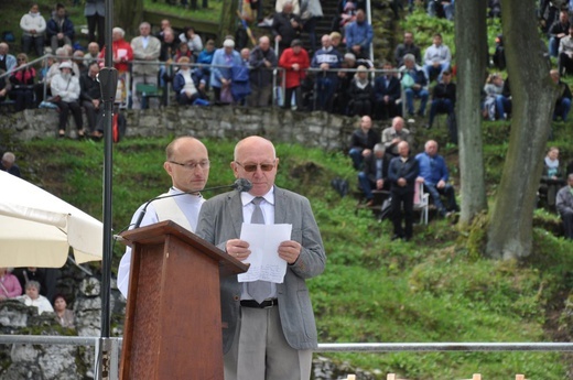Mężczyźni i młodzieńcy na Górze Świętej Anny