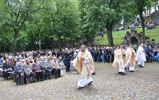 Mężczyźni i młodzieńcy na Górze Świętej Anny