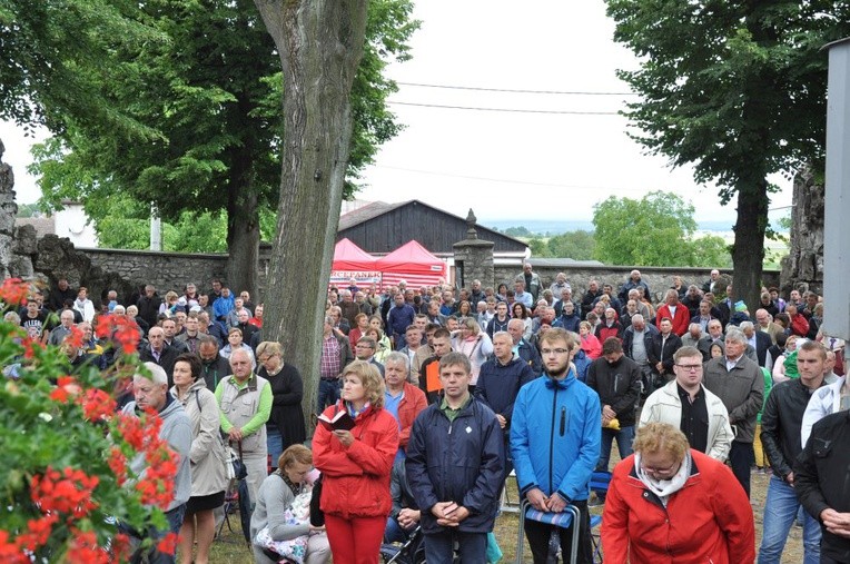 Mężczyźni i młodzieńcy na Górze Świętej Anny