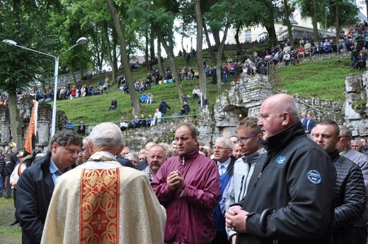 Mężczyźni i młodzieńcy na Górze Świętej Anny