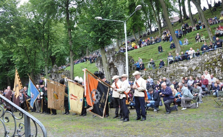 Mężczyźni i młodzieńcy na Górze Świętej Anny