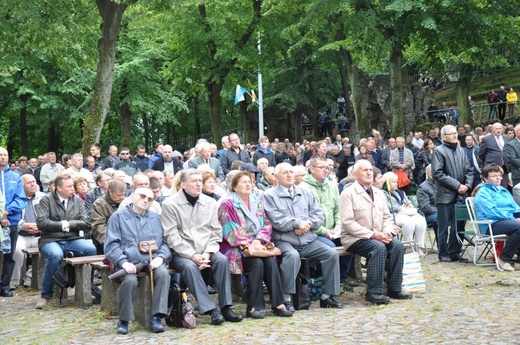 Mężczyźni i młodzieńcy na Górze Świętej Anny