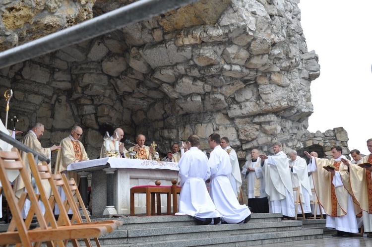 Mężczyźni i młodzieńcy na Górze Świętej Anny