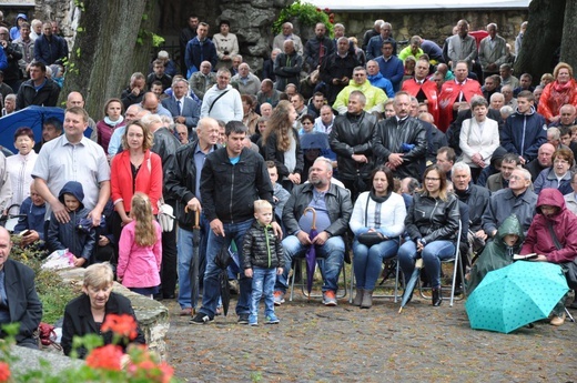 Mężczyźni i młodzieńcy na Górze Świętej Anny