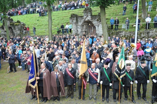 Mężczyźni i młodzieńcy na Górze Świętej Anny