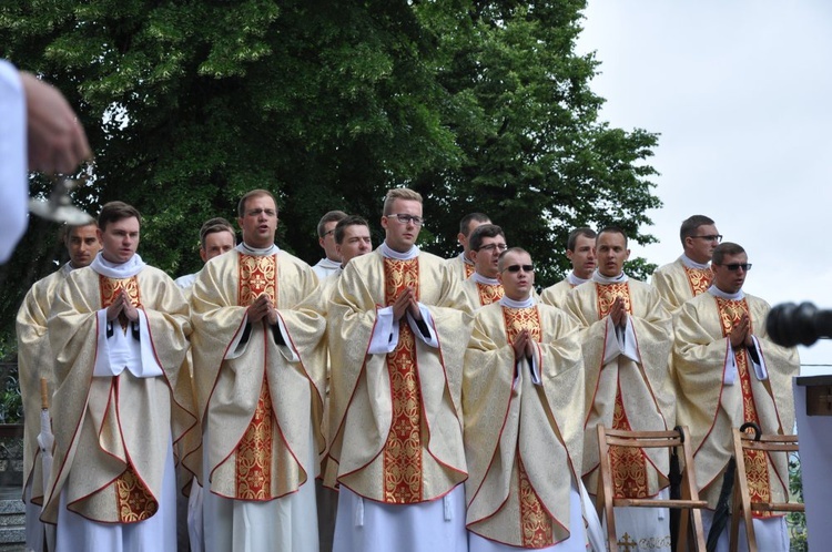 Mężczyźni i młodzieńcy na Górze Świętej Anny