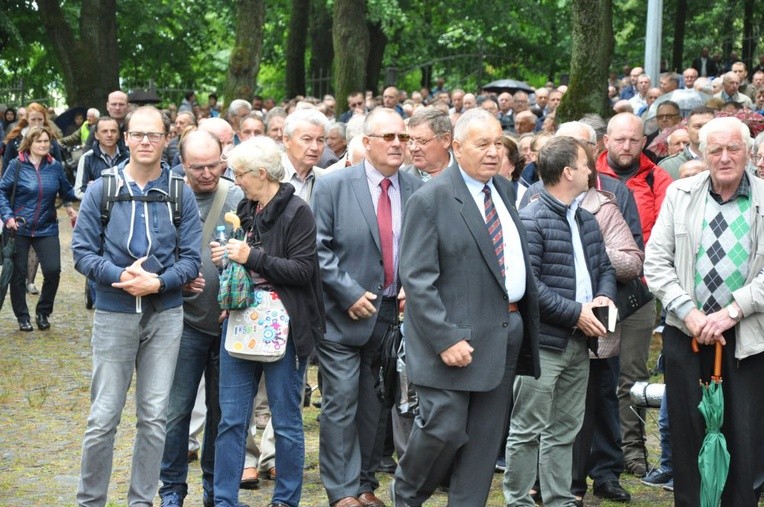 Mężczyźni i młodzieńcy na Górze Świętej Anny