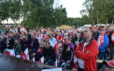 Proboszcz ks. Rafał Babicki (po prawej w czerwonej kurtce) i parafianie oglądali mecz Polaków