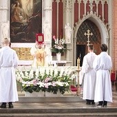 	Sympozjum poprzedziła Msza św. w katedrze św. Jana Ewangelisty w Kwidzynie. Eucharystii przewodniczył bp Jacek Jezierski, a uczestniczyli w niej kanonicy Kwidzyńskiej Kapituły Katedralnej.