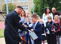 Dzieci świadectwa odebrały 22 czerwca, a później wspólnie z nauczycielami i rodzicami uczestniczyły we Mszy św. 