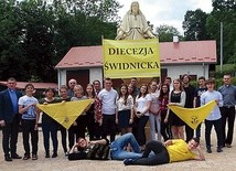 ▲	Pamiątkowe zdjęcie całej grupy uczestniczącej w dniach skupienia.