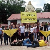 ▲	Pamiątkowe zdjęcie całej grupy uczestniczącej w dniach skupienia.