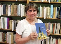▲	Krystyna Oniszczuk-Awiżeń jest historykiem, muzealnikiem i dziennikarzem.