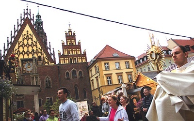 	Ponad 200 osób wzięło udział w procesji ewangelizacyjnej, która przeszła m.in. przez wrocławski rynek. Modlący się, głośno śpiewający ludzie byli wręcz zjawiskiem dla przechodniów i klientów ogródków restauracyjnych.