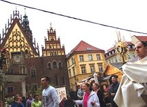 	Ponad 200 osób wzięło udział w procesji ewangelizacyjnej, która przeszła m.in. przez wrocławski rynek. Modlący się, głośno śpiewający ludzie byli wręcz zjawiskiem dla przechodniów i klientów ogródków restauracyjnych.