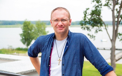 Ojciec Tomasz jest dyrektorem Oblackiego Centrum Młodzieży NINIWA i duszpasterzem młodzieży polskiej prowincji Misjonarzy Oblatów Maryi Niepokalanej.
