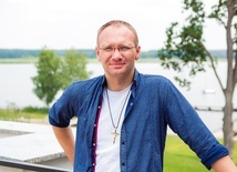 Ojciec Tomasz jest dyrektorem Oblackiego Centrum Młodzieży NINIWA i duszpasterzem młodzieży polskiej prowincji Misjonarzy Oblatów Maryi Niepokalanej.