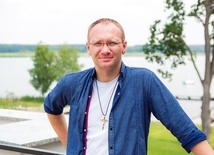Ojciec Tomasz jest dyrektorem Oblackiego Centrum Młodzieży NINIWA i duszpasterzem młodzieży polskiej prowincji Misjonarzy Oblatów Maryi Niepokalanej.