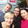 A to my (od prawej Joanna Juroszek, Aleksandra Pietryga i Przemysław Kucharczak) z naszym szefem – ks. Rafałem Skitkiem. 