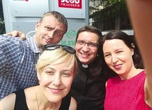 A to my (od prawej Joanna Juroszek, Aleksandra Pietryga i Przemysław Kucharczak) z naszym szefem – ks. Rafałem Skitkiem. 